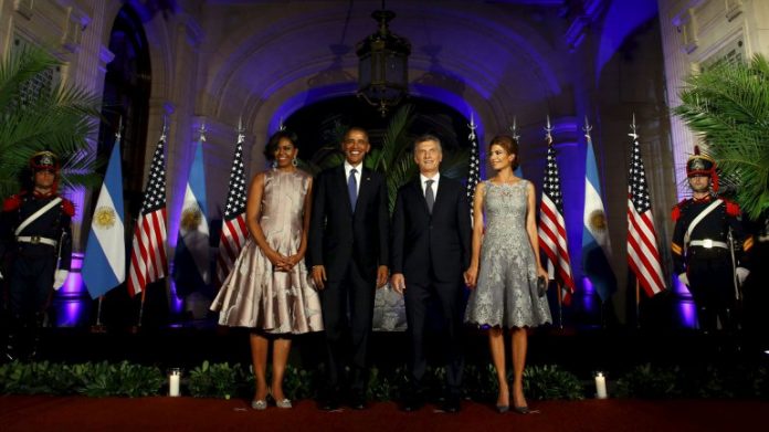 Los presidentes, de ambo oscuro y corbata. Las primeras damas, con vestido de autor a la rodilla.