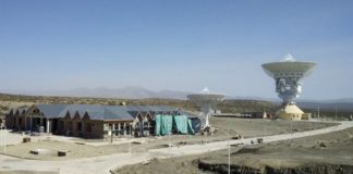 La gigantesca antena se impone dentro de la base espacial china