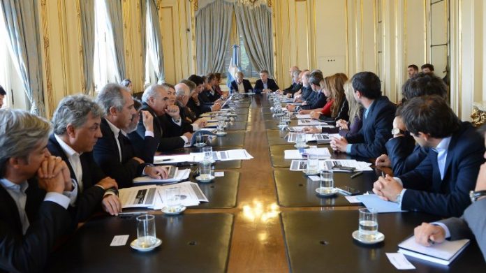 Mauricio Macri busca calmar los pedidos por la devolución de la coparticipación con convenios bilaterales con las provincias.
