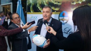 Jaldo sostiene una pelota alusiva al Bicentenario