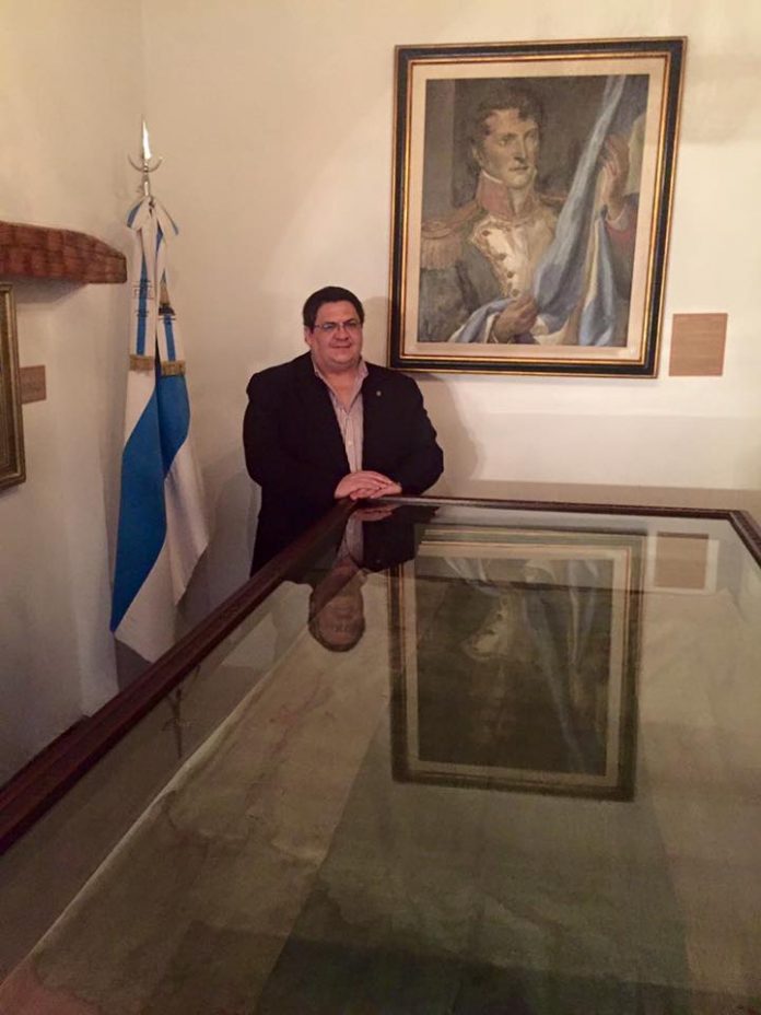 Ariel García frente a la Bandera de Macha