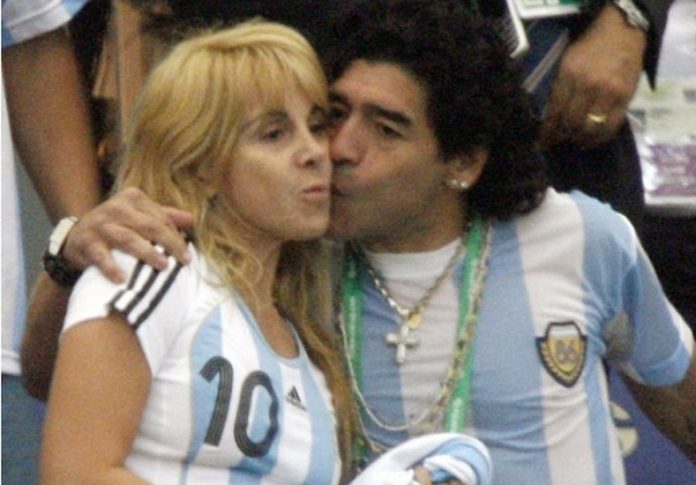 Claudia Villafañe fue sobreseída en la causa de los 458 objetos de Diego Maradona.