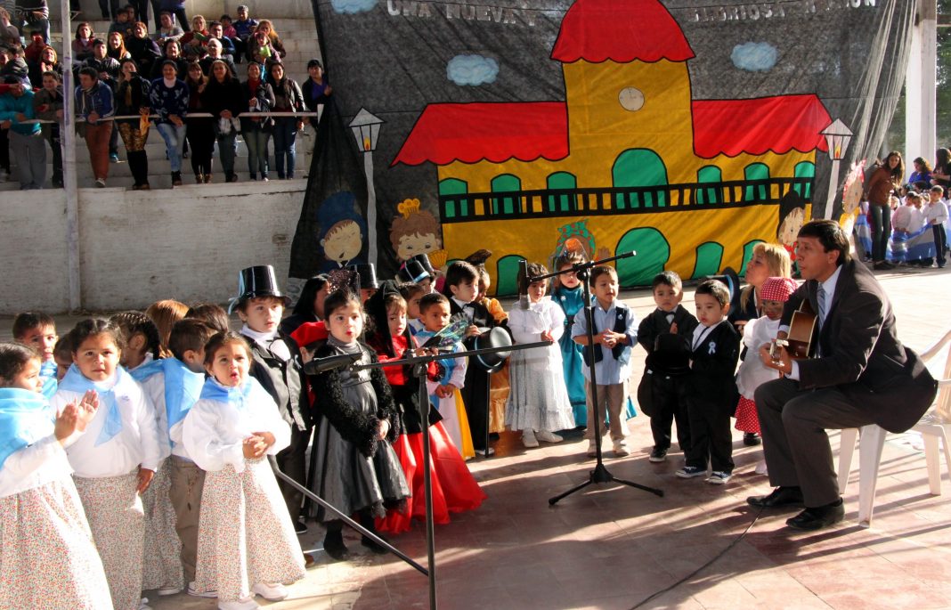 Escuelas Municipales celebran el aniversario de la Revolución de Mayo