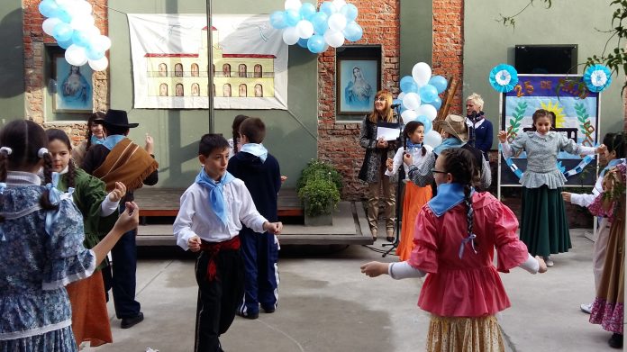 Danzas folclóricas en el Colegio de la Santa Cruz