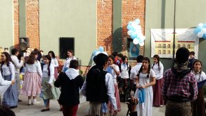 Alumnos del Colegio de la Santa Cruz bailando folclore