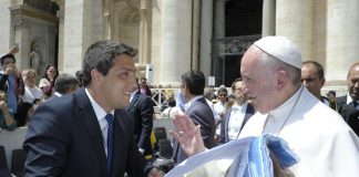 El Papa Francisco recibe la Bandera de Macha