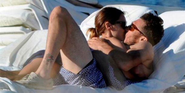 Pampita se la vio muy enamorada con el tenista Pico Mónaco en las playas de Ibiza.