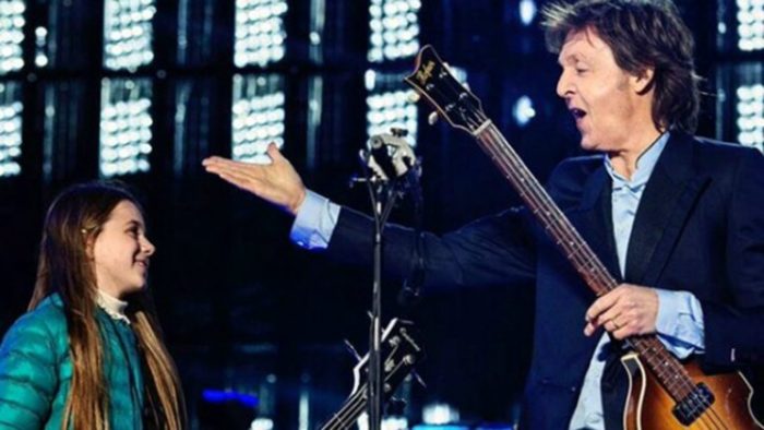 Paul McCartney con Leila en el escenario