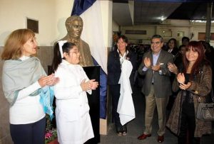 El intendente Alfaro descubrió el nuevo busto de Rivadavia