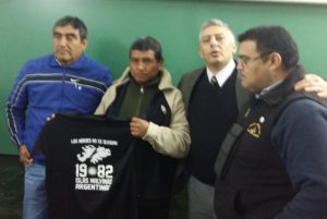 El director de la Academia Belgrano Gustavo Villagra con los ex combatientes