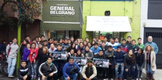 Los héroes de la Patrulla Malvinera posan junto a los alumnos de la Academia Belgrano