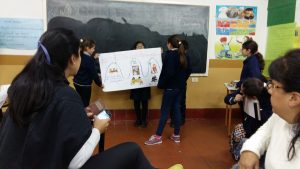 Alumnas exponen los resultados de su grupo