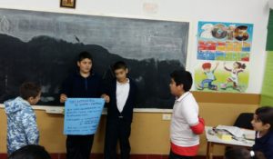 Alumnos exponen los resultados de su grupo