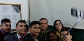 Alumnos de la Academia Belgrano se sacan una selfie con el héroe Daniel Benítez