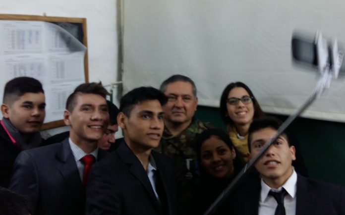 Alumnos de la Academia Belgrano se sacan una selfie con el héroe Daniel Benítez Alumnos de la Academia Belgrano se sacan una selfie con el héroe Daniel Benítez