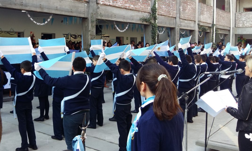 Acto del Día de la Bandera en el Colegio de la Santa Cruz