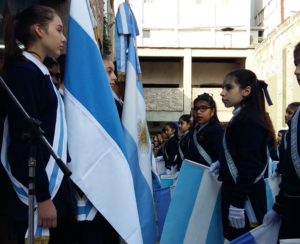 Los alumnos del Colegio de la Santa Cruz vivieron con emoción la promesa de lealtad a la Bandera