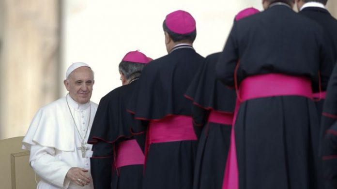 El Papa Francisco con obispos en el Vaticano