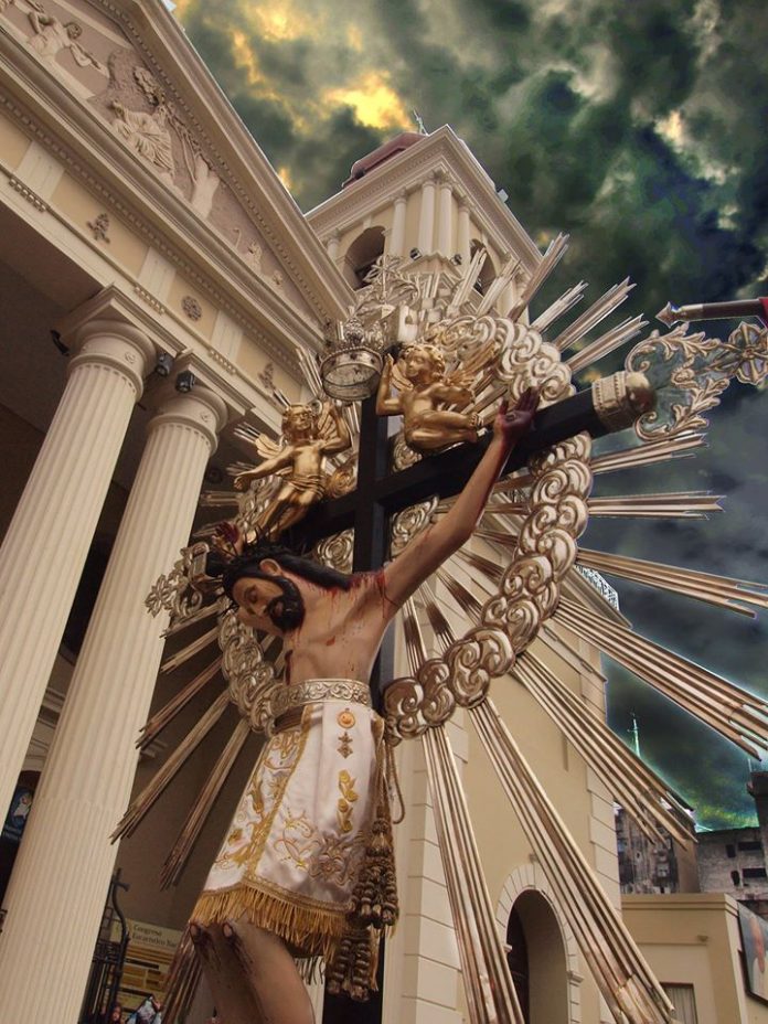 El Señor del Milagro en el ojo de la cámara de Rubén Suárez