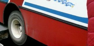 Colectivo de la línea 8 encalló en un cráter