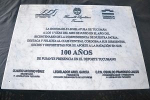 Placa recordatoria del centenario de la pileta de Central Córdoba