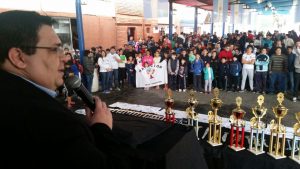 El legislador Ariel García habla a los presentes