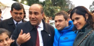 Manzur en una recorrida junto a Romano