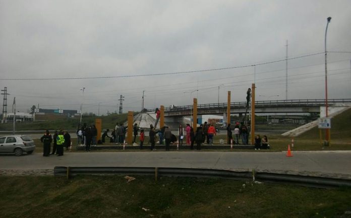 Pintan el acceso a la ciudad de Las Talitas Pintan el acceso a la ciudad de Las Talitas