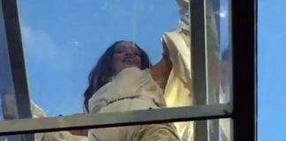 La cantante pop Rihana fue filmada por un seguidor cuando hacía su show sobre una pasarela transparente.