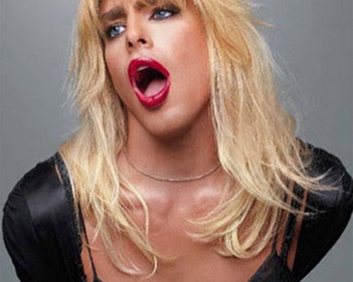 Cauã Reymond, famoso por interpretar a Jorgito en Avenida Brasil se transformó en mujer para un video clip.