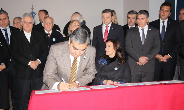 Alfaro firma su compromiso contra la corrupción y la pobreza