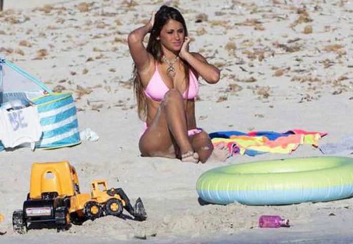 La rosarina se encuentra de vacaciones junto al futbolista y sus hijos y fue captada por las cámaras de los paparazzis e impactó con su silueta.