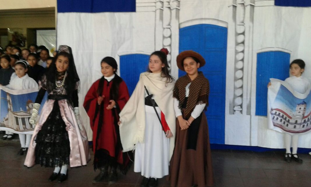 Las alumnas de la Escuela Rivadavia durante el acto