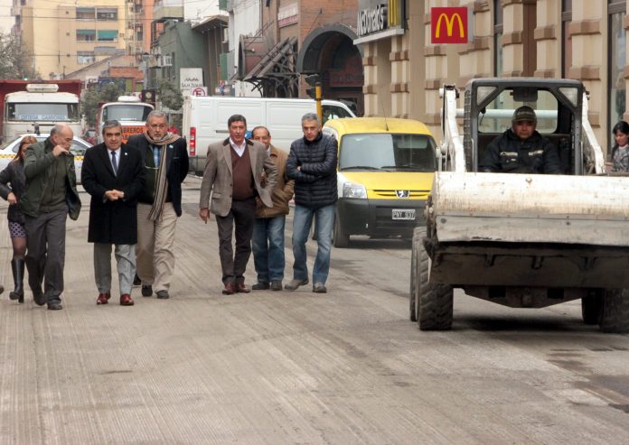 Intendente Alfaro en visita de obras calle San Juan