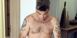 El cantante británico mostró su cuerpo sin ropa en las redes sociales en un desopilante video.