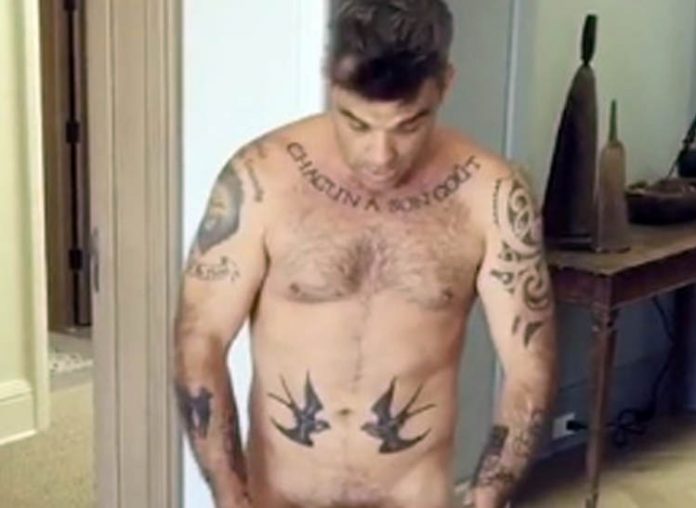 El cantante británico mostró su cuerpo sin ropa en las redes sociales en un desopilante video.