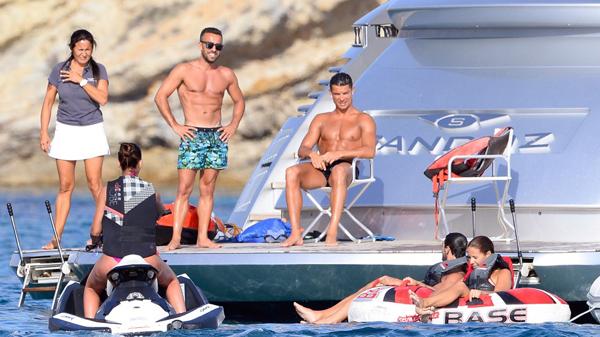 Cristiano Ronaldo sigue de vacaciones y esta vez alquiló un yate para pasarla con amigos.