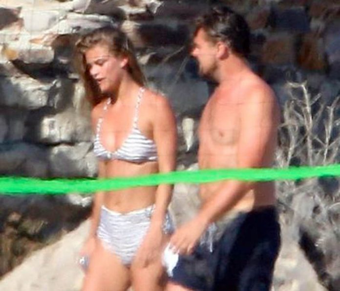 Leonardo DiCaprio y su actual novia la modelo Nina Agda no ocultaron su amor en las playas de Malibú.