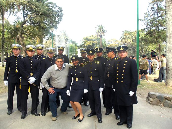 Gustavo Villagra con alumnos que lograron ingresar