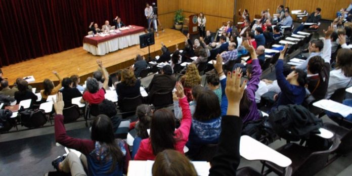 Asamblea_UNT_22-04-15-1024x512-780x390