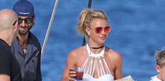 Britney Spears disfruta de una hermosa vacaciones en la isla de Hawaii en donde deslumbró su figura con una bikini blanca.