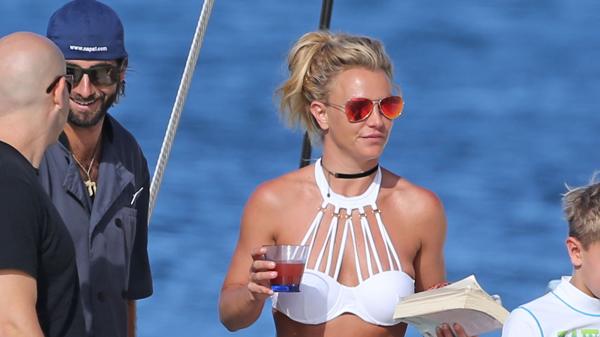 Britney Spears disfruta de una hermosa vacaciones en la isla de Hawaii en donde deslumbró su figura con una bikini blanca.