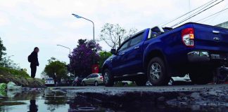 Baches en plena avenida Aconquija