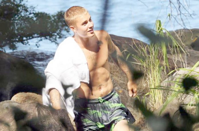 El medio estadounidense Daily News ha cazado al cantante Justin Bieber desnudo mientras pasaba unos días de descanso en la isla de Hawái.
