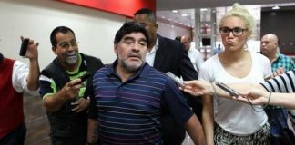 Su pasaporte fue denunciado como robado y asegura que hay un arreglo político detrás del incidente.