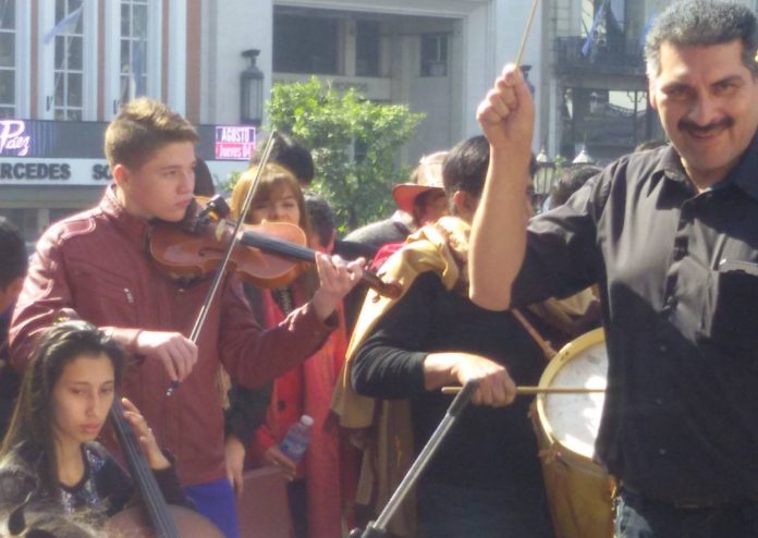 Vicente-Mora-en-la-marcha-de-los-bombos