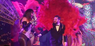 El diputado José Ottavis se calzó las plumas en el espectáculo de su amiga Moria Casán.