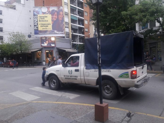 camioneta-de-transito-sobre-senda-peatonal