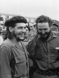 Fidel Castro junto al Che durante los inicios de la Revolución cubana