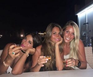 Las amigas de Anto son las mujeres de Cesc Fabregas y Luis Suárez. 